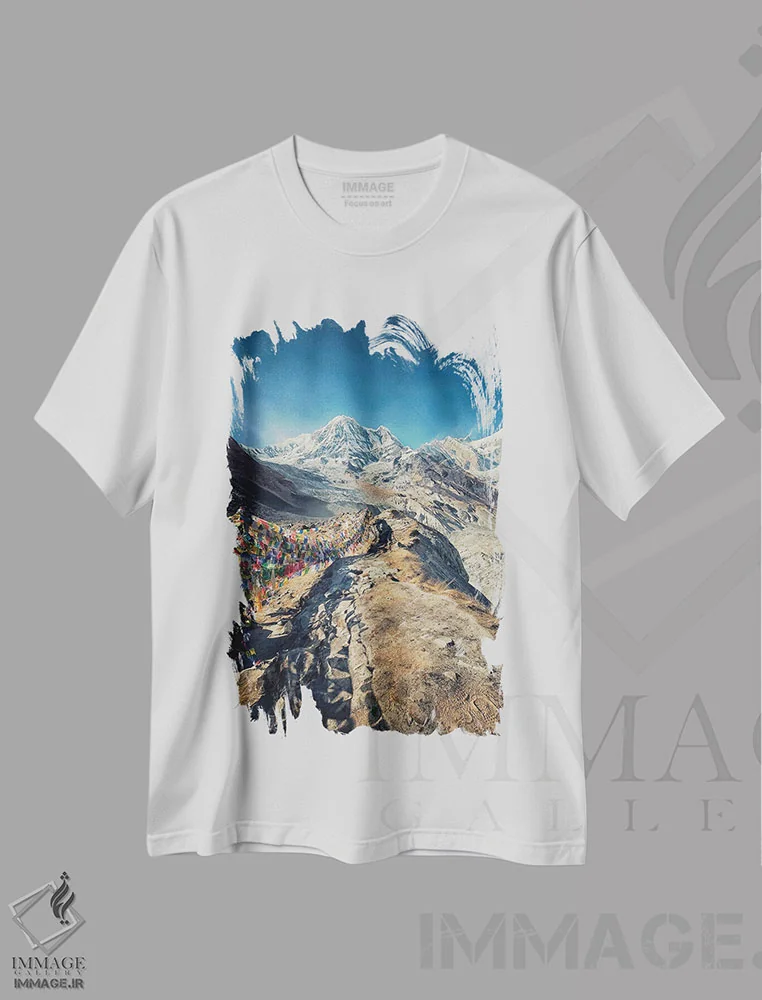 تیشرت سفید طرح دار اردوگاه پایه آناپورنا، مدیوم اثر مانجیک پیکچرز | فروشگاه ایماژ