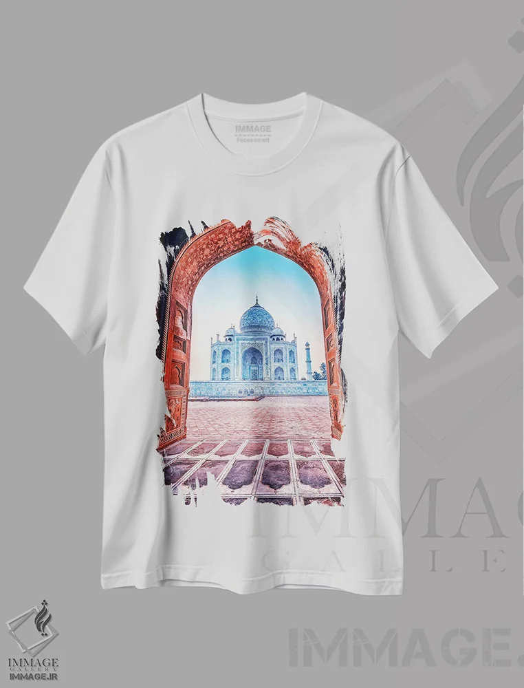تیشرت سفید طرح دار تاج آبی، دکور آسیایی اثر مانجیک پیکچرز | فروشگاه ایماژ