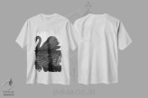 تیشرت سفید طرح دار سوی دیگر، نقاشی و تصویرگری سیاه و سفید اثر الا مازور | immage.ir
