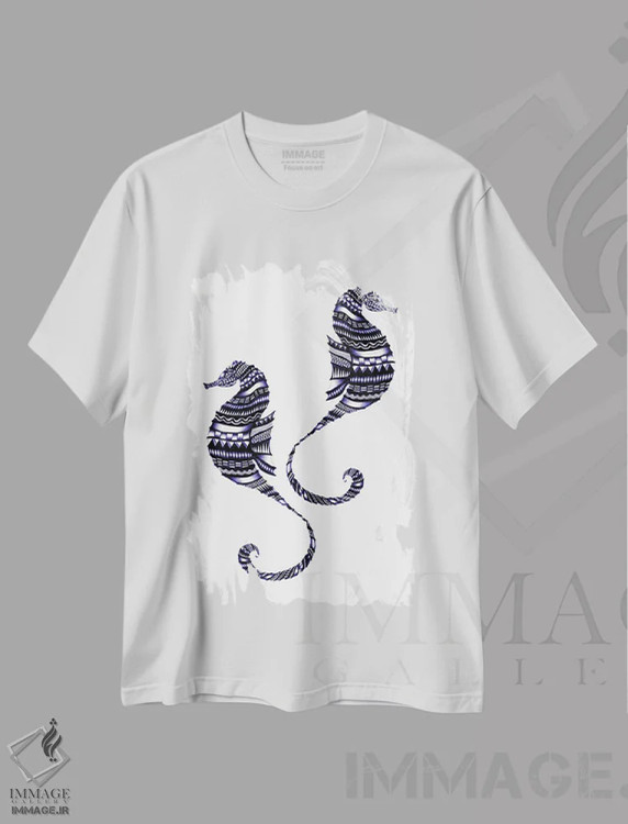 تیشرت سفید طرح دار تاخت وتاز زیر آب، دکور ساحلی اثر الا مازور | فروشگاه ایماژ