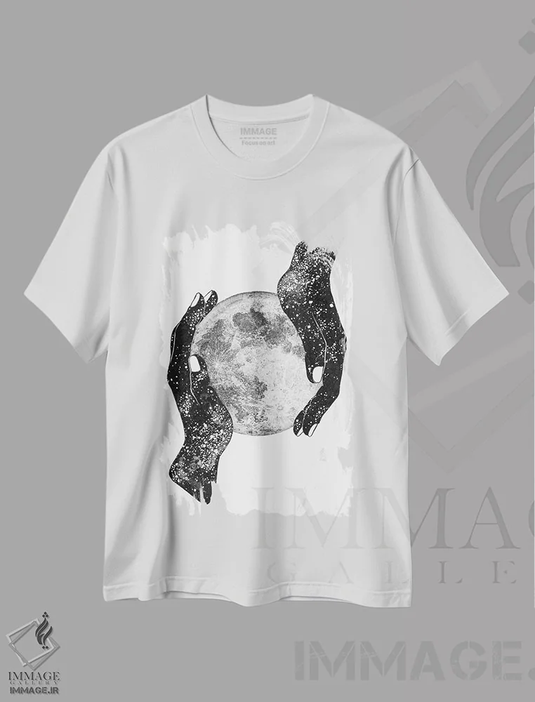 تیشرت سفید طرح دار جادوی جهان هستی، نقاشی و تصویرگری سیاه و سفید اثر الا مازور | immage.ir