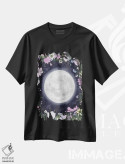 تیشرت مشکی طرح دار جادوی ماه در علفزار، دکور معاصر اثر الا مازور | فروشگاه ایماژ
