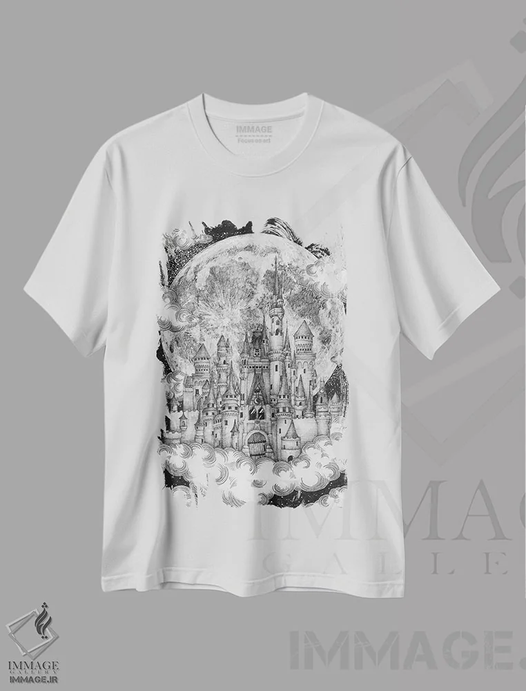تیشرت سفید طرح دار پادشاهی جادویی ماه، هنر تزئینی سیاه و سفید اثر الا مازور | فروشگاه ایماژ