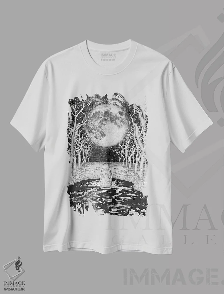 تیشرت سفید طرح دار حمام کننده مهتاب، نقاشی و تصویرگری سیاه و سفید اثر الا مازور | فروشگاه ایماژ