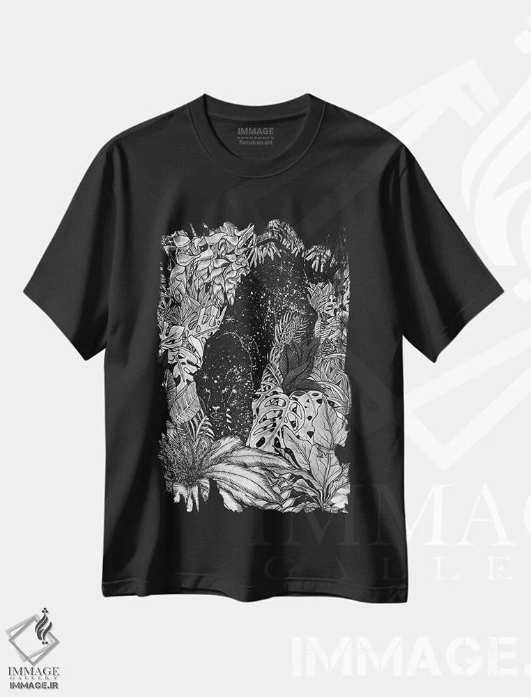 تیشرت مشکی طرح دار جنگل در شب، نقاشی و تصویرگری سیاه و سفید اثر الا مازور | فروشگاه ایماژ