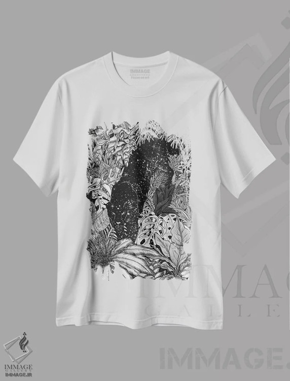 تیشرت سفید طرح دار جنگل در شب، نقاشی و تصویرگری سیاه و سفید اثر الا مازور | immage.ir