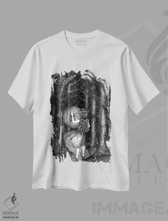 تیشرت سفید طرح دار گم شده در جنگل، نقاشی و تصویرگری سیاه و سفید اثر الا مازور | immage.ir