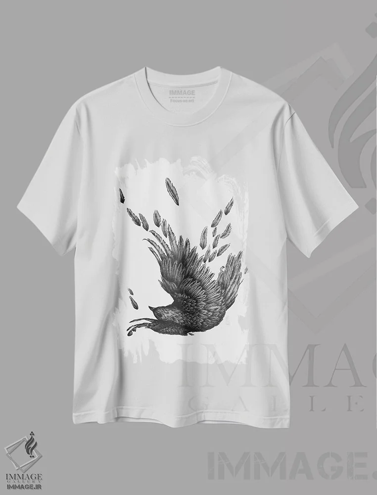 تیشرت سفید طرح دار کلاغ رازگشوده، نقاشی و تصویرگری سیاه و سفید اثر الا مازور | immage.ir