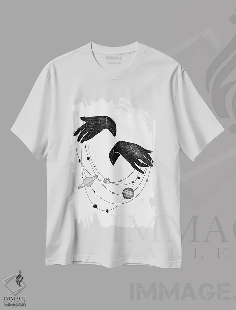 تیشرت سفید طرح دار جهان خیمه شب بازی، نقاشی و تصویرگری سیاه و سفید اثر الا مازور | فروشگاه ایماژ
