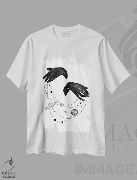 تیشرت سفید طرح دار جهان خیمه شب بازی، نقاشی و تصویرگری سیاه و سفید اثر الا مازور | فروشگاه ایماژ