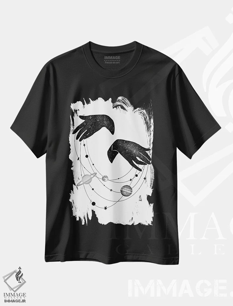 تیشرت مشکی طرح دار جهان خیمه شب بازی، نقاشی و تصویرگری سیاه و سفید اثر الا مازور | immage.ir