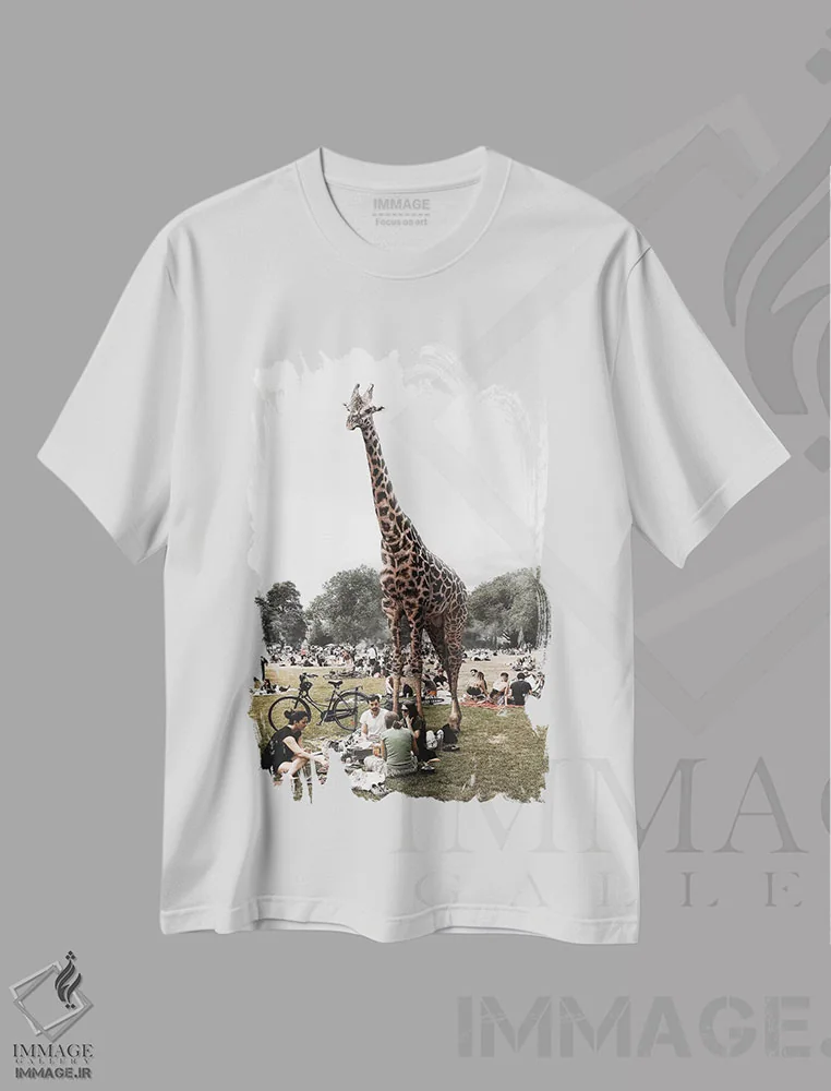 تیشرت سفید طرح دار شنبه در پارک، عکاسی ترکیبی اثر ای ان.پی اس | immage.ir