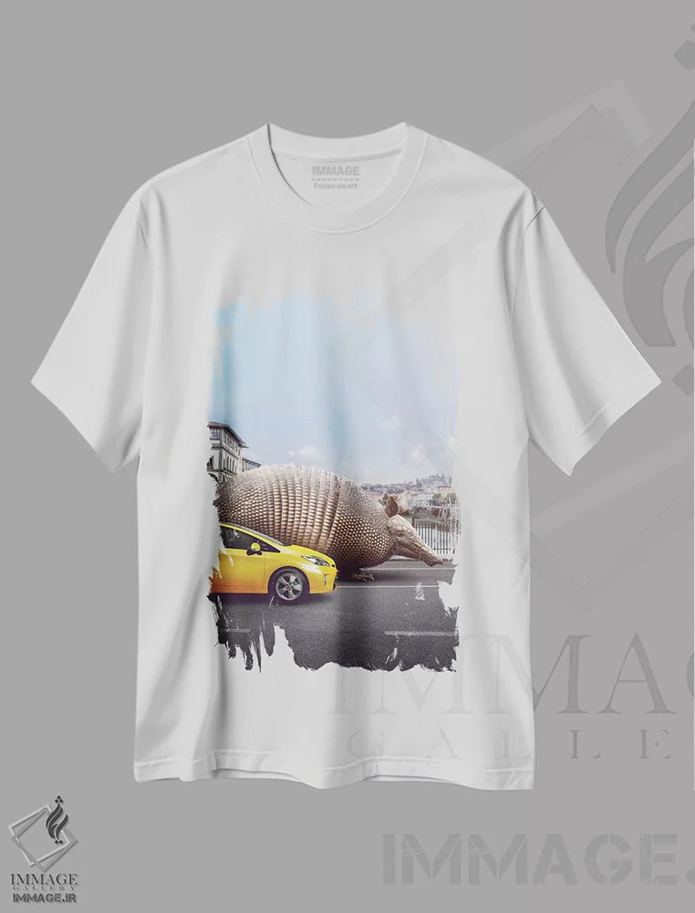 تیشرت سفید طرح دار آرمادیلوی غریبه، عکاسی ترکیبی اثر ای ان.پی اس | immage.ir