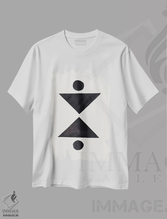 تیشرت سفید طرح دار مثلث در آیینه اثر ان شیپ | فروشگاه ایماژ