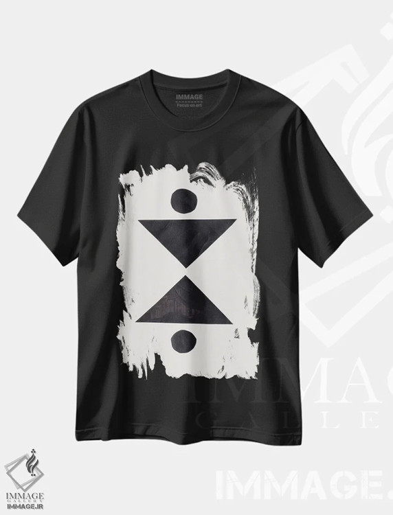 تیشرت مشکی طرح دار مثلث در آیینه اثر ان شیپ | immage.ir