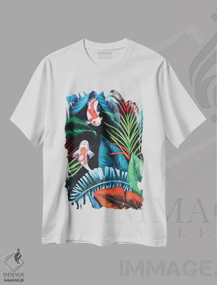 تیشرت سفید طرح دار در میان برگ ها، تزئینی اثر اوگنیا اسمیرنوا | فروشگاه ایماژ