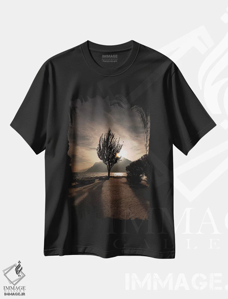 تیشرت مشکی طرح دار دریاچه گاردا ۳، مدیوم اثر انزو رومانو | فروشگاه ایماژ