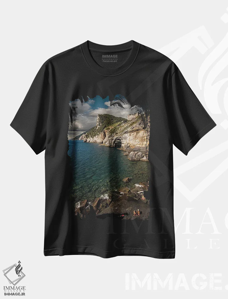 تیشرت مشکی طرح دار صخره های پورتو وِنِره، مدیوم اثر انزو رومانو | فروشگاه ایماژ