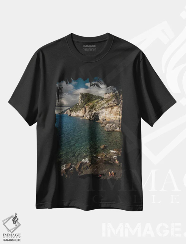 تیشرت مشکی طرح دار صخره های پورتو وِنِره، مدیوم اثر انزو رومانو | فروشگاه ایماژ