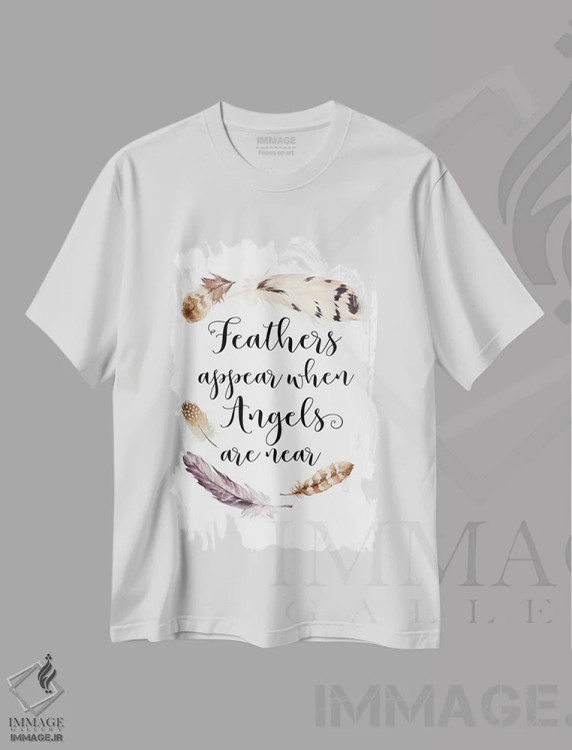 تیشرت سفید طرح دار پَرها ظاهر می شوند وقتی فرشتگان نزدیک هستند، تزئینی اثر ادن پرینتیبلز | immage.ir