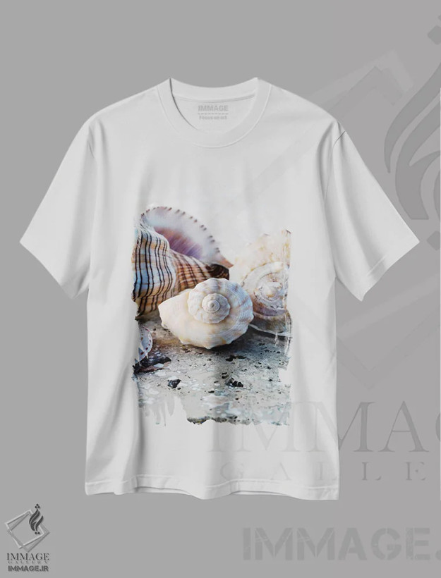 تیشرت سفید طرح دار هدایای ساحل I، دکور ساحلی اثر النا ری | فروشگاه ایماژ
