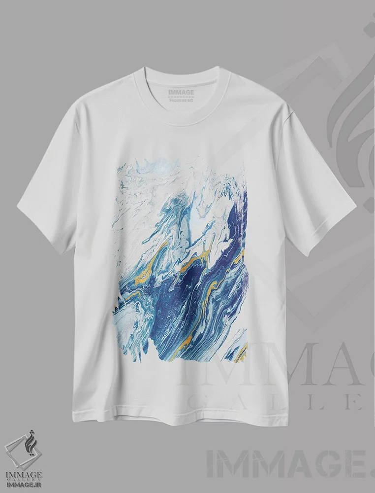تیشرت سفید طرح دار ساحل با موج های آبی اثر ام. مرکادو | فروشگاه ایماژ