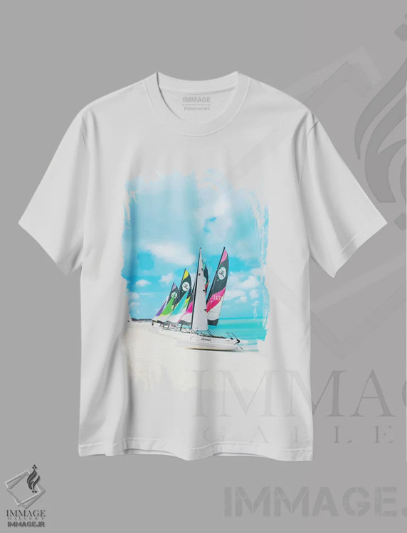 تیشرت سفید طرح دار قایق های رنگارنگ، دکور ساحلی اثر ارین سامر | immage.ir
