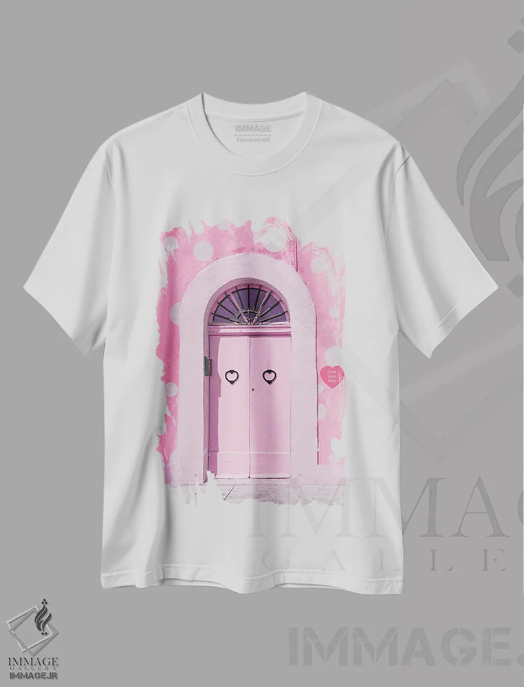 تیشرت سفید طرح دار عشق اینجا زندگی می کند، مدیوم اثر ارین سامر | immage.ir