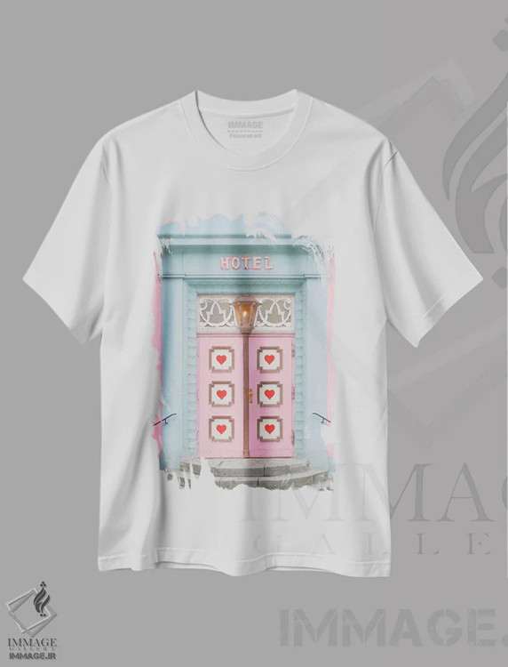 تیشرت سفید طرح دار مسافرخانه عشق، باربیکور اثر ارین سامر | immage.ir