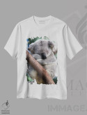 تیشرت سفید طرح دار کوالای نر خوابیده، کوئینزلند، استرالیا، مدیوم اثر سوزی اسزترهاس | فروشگاه ایماژ