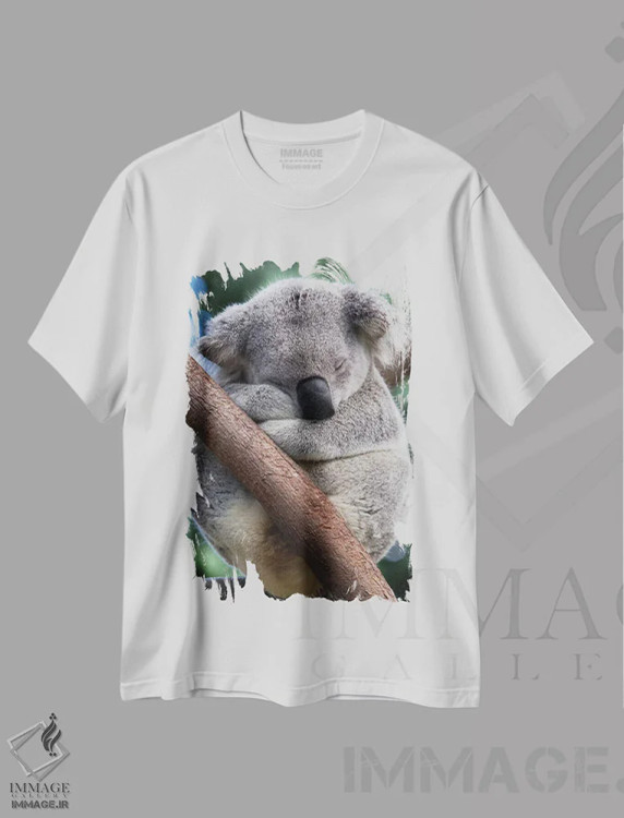تیشرت سفید طرح دار کوالای نر خوابیده، کوئینزلند، استرالیا، مدیوم اثر سوزی اسزترهاس | فروشگاه ایماژ