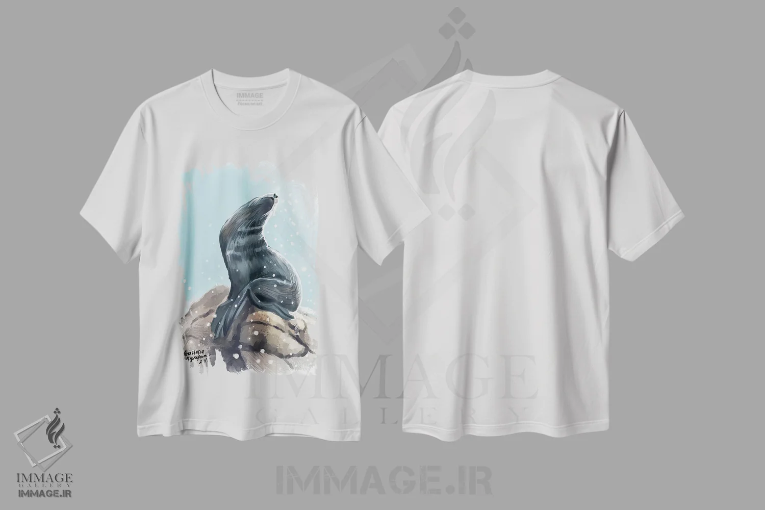 تیشرت سفید طرح دار شیر دریایی، هنر دیجیتال اثر آناستازیا اِوگرافوا | immage.ir