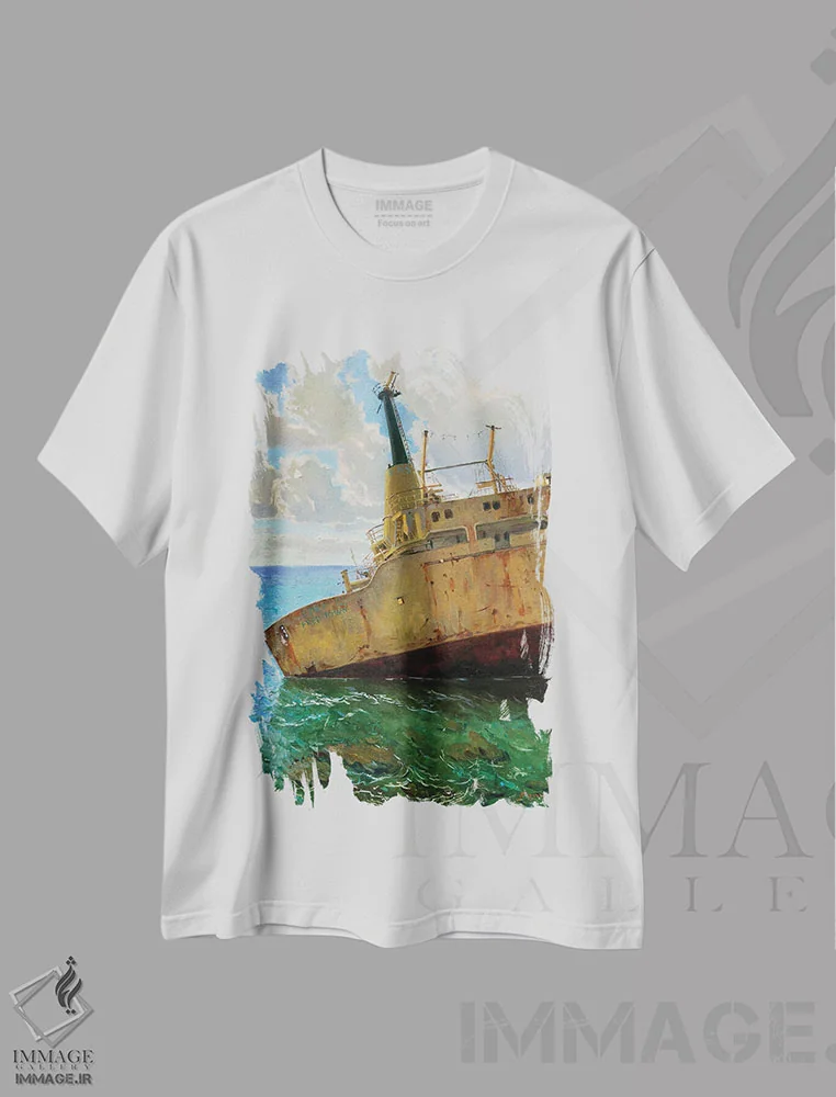 تیشرت سفید طرح دار کشتی در منظرهٔ دریایی، مدیوم اثر اوگنیا مکانوا | فروشگاه ایماژ