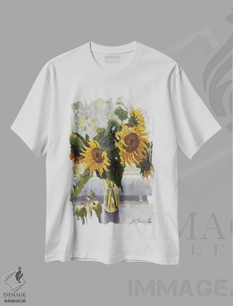 تیشرت سفید طرح دار آفتابگردان ها با سیب، مدیوم اثر اوگنیا مکانوا | immage.ir