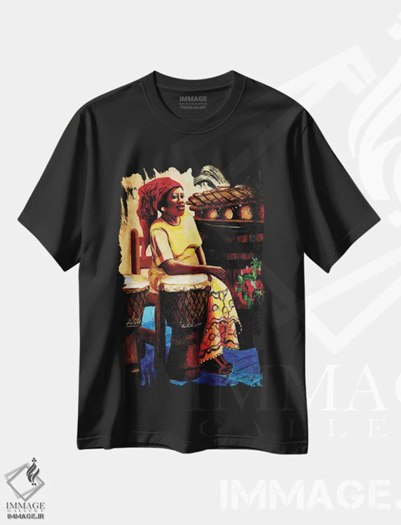 تیشرت مشکی طرح دار خانم نوازندهٔ درام، دکور آفریقایی اثر اورِت اسپرویل | فروشگاه ایماژ