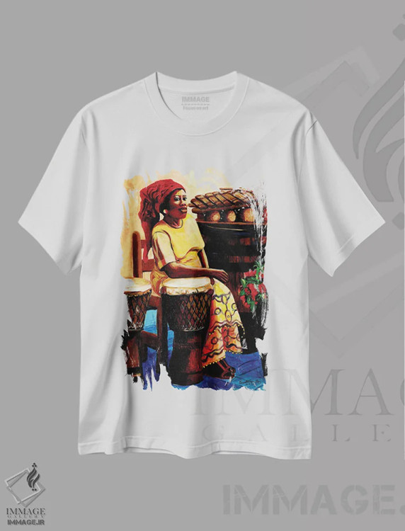 تیشرت سفید طرح دار خانم نوازندهٔ درام، دکور آفریقایی اثر اورِت اسپرویل | immage.ir