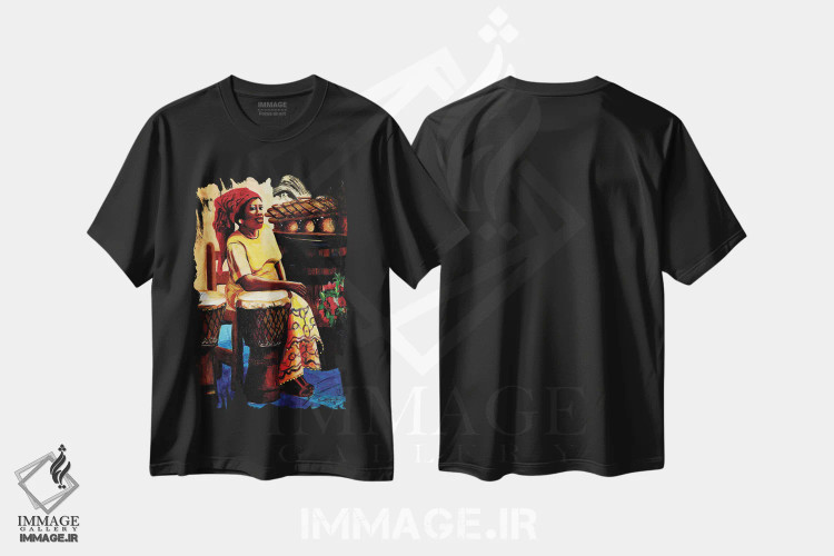 تیشرت مشکی طرح دار خانم نوازندهٔ درام، دکور آفریقایی اثر اورِت اسپرویل | فروشگاه ایماژ