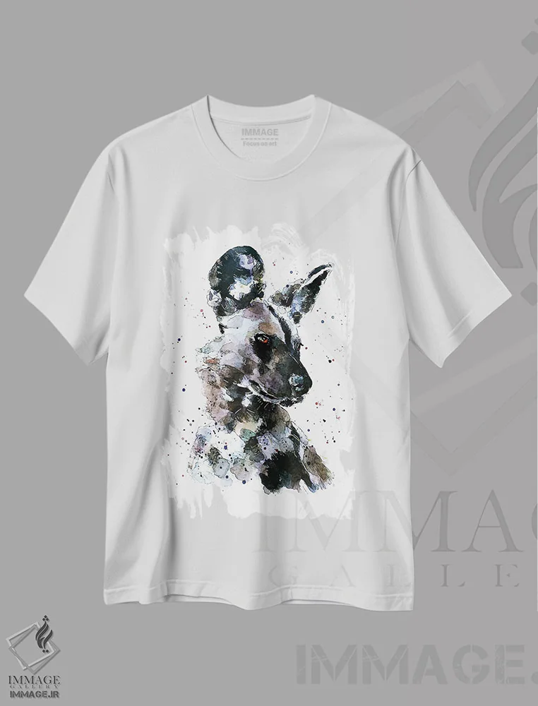 تیشرت سفید طرح دار سگ وحشی آفریقایی پر زرق و برق، دکور معاصر اثر ادز واترکالرز | immage.ir