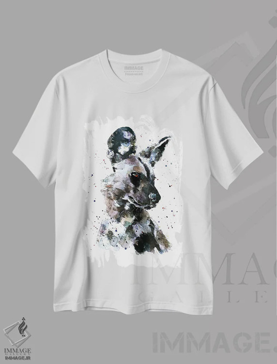 تیشرت سفید طرح دار سگ وحشی آفریقایی پر زرق و برق، دکور معاصر اثر ادز واترکالرز | immage.ir