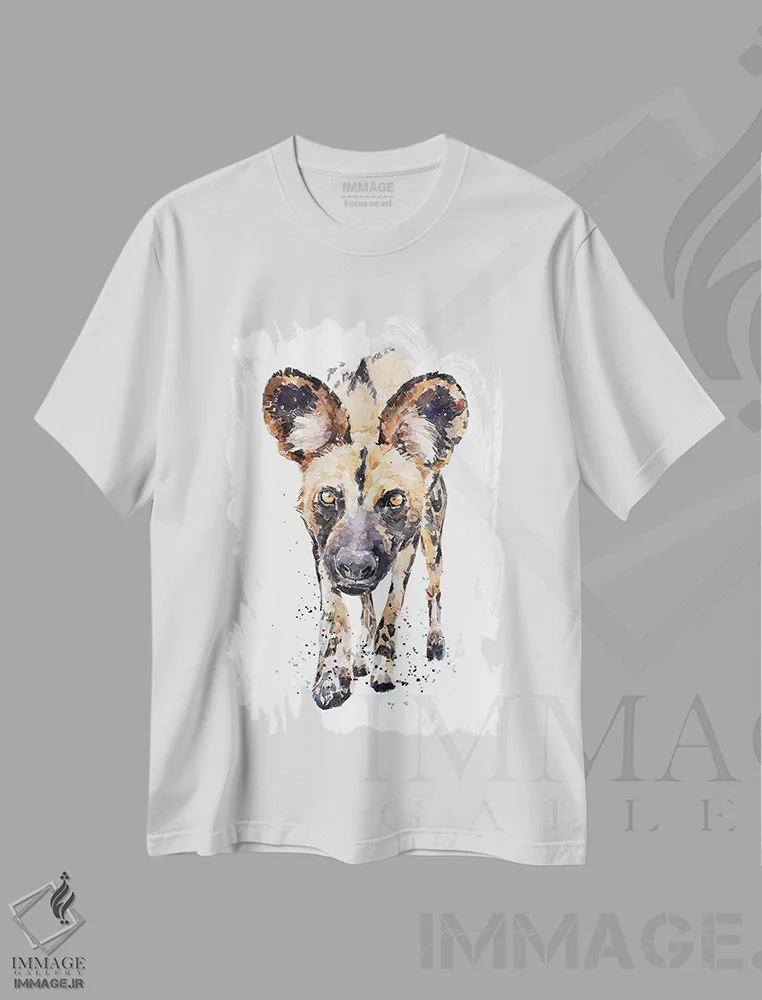 تیشرت سفید طرح دار سگ وحشی آفریقایی: چه خبر پختنیه؟، دکور معاصر اثر ادز واترکالرز | فروشگاه ایماژ