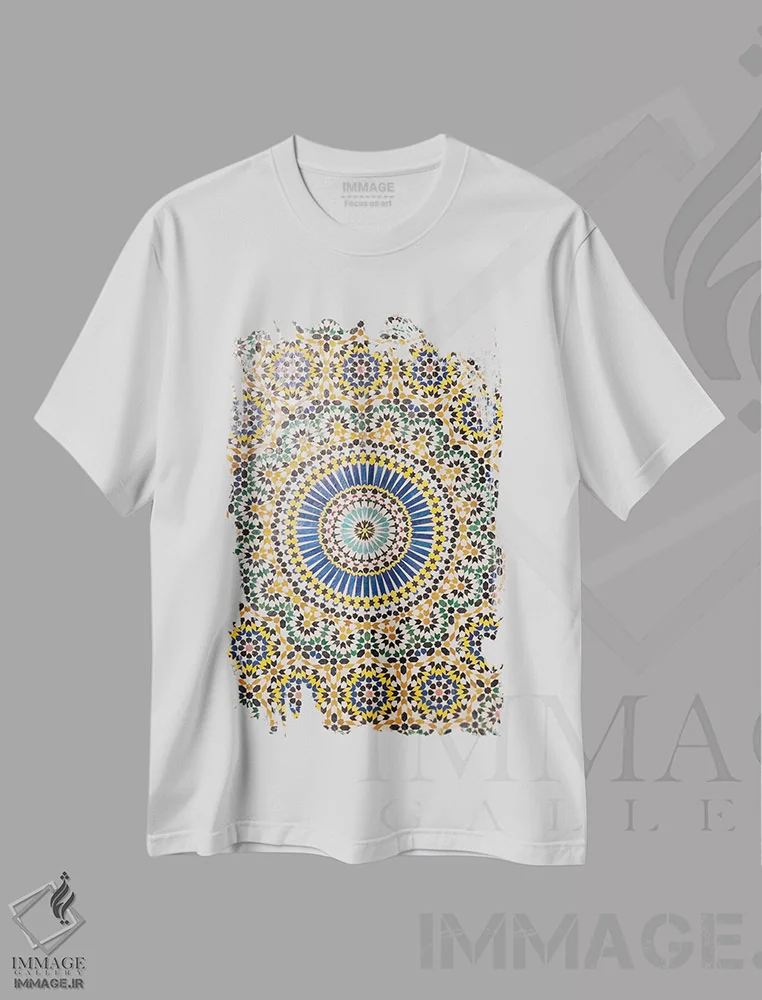 تیشرت سفید طرح دار زلّیج، تِلویت، مراکش، تزئینی اثر امیلی ویلسون | immage.ir
