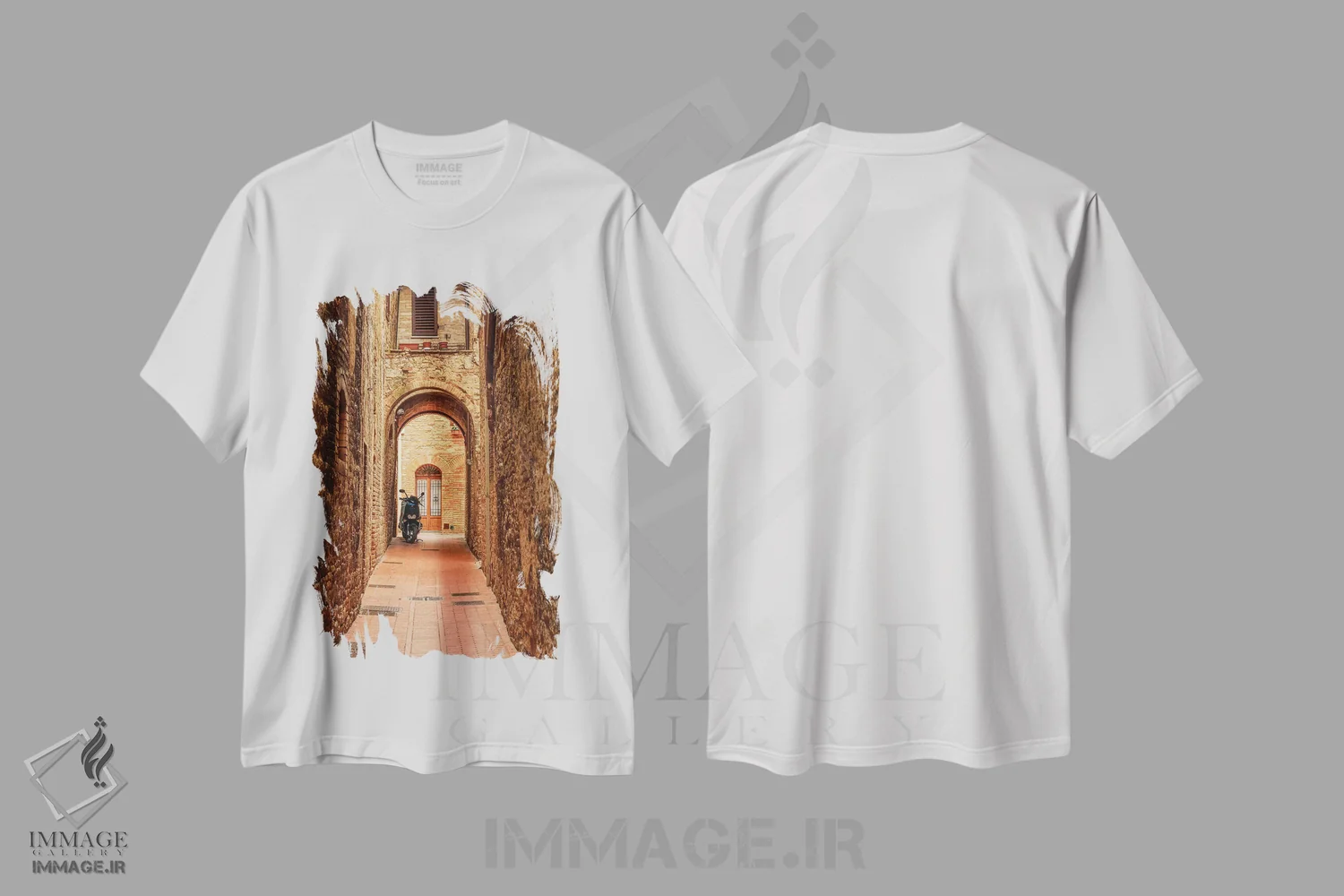 تیشرت سفید طرح دار ایتالیا، سان جیمیگنانو. کوچه با موتورسیکلت، مدیوم اثر امیلی ویلسون | immage.ir