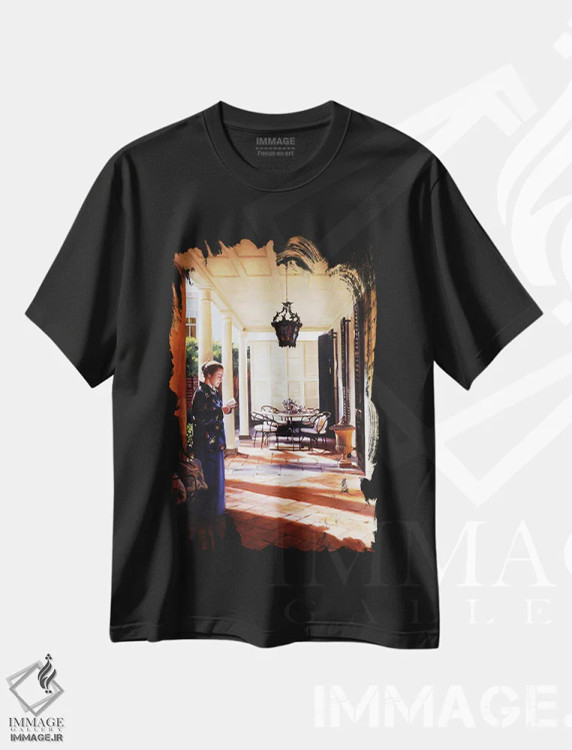 تیشرت مشکی طرح دار در حیاط چارلستون، هنر فاخر معاصر اثر ایوان ویلسون | immage.ir