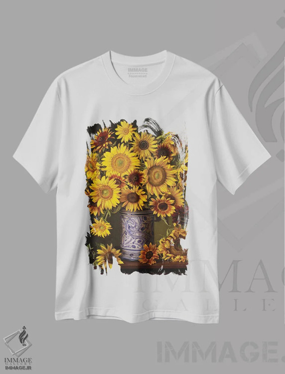 تیشرت سفید طرح دار گل های آفتابگردان در گلدان ایتالیایی، هنر فاخر معاصر اثر ایوان ویلسون | immage.ir