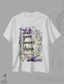 تیشرت سفید طرح دار درخشش قدرت، مدیوم اثر الکسا بانکرافت | immage.ir