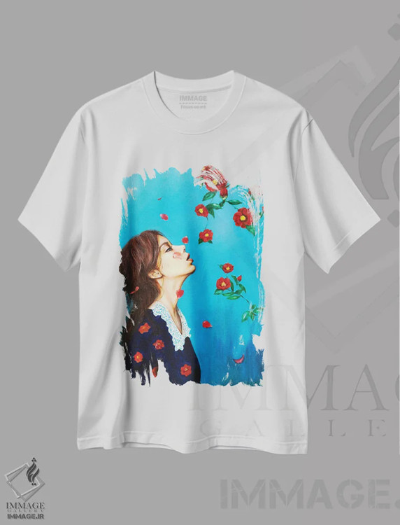 تیشرت سفید طرح دار دلتنگ خانه: کاملیا، هنر فاخر معاصر اثر یوری کیم | فروشگاه ایماژ
