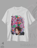 تیشرت سفید طرح دار دختر گل وحشی، مدیوم اثر یوری کیم | immage.ir