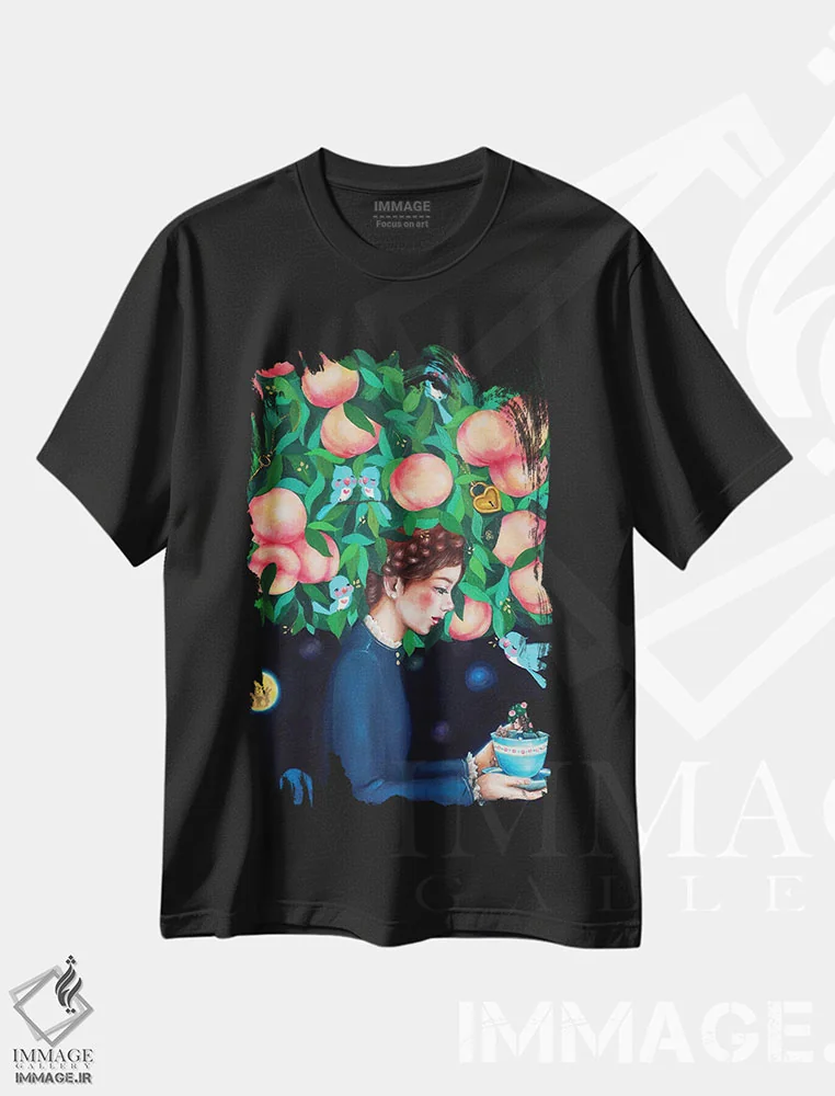 تیشرت مشکی طرح دار دختر هلو با فنجان چای، هنر فاخر معاصر اثر یوری کیم | فروشگاه ایماژ