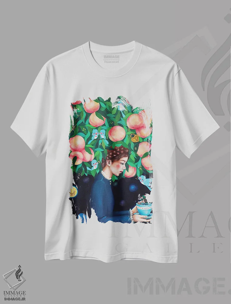 تیشرت سفید طرح دار دختر هلو با فنجان چای، هنر فاخر معاصر اثر یوری کیم | immage.ir
