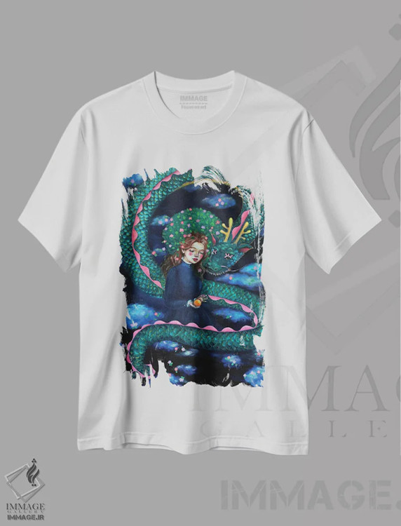 تیشرت سفید طرح دار دختر کاملیا با اژدهای آبی در ابرها، هنر فاخر معاصر اثر یوری کیم | immage.ir